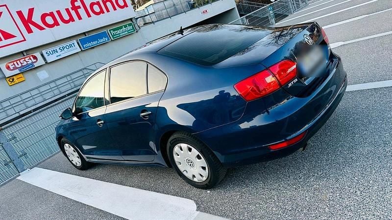 Second-hand VW Jetta 140 CP (102 kW) 2011 Albastru Berlinǎ