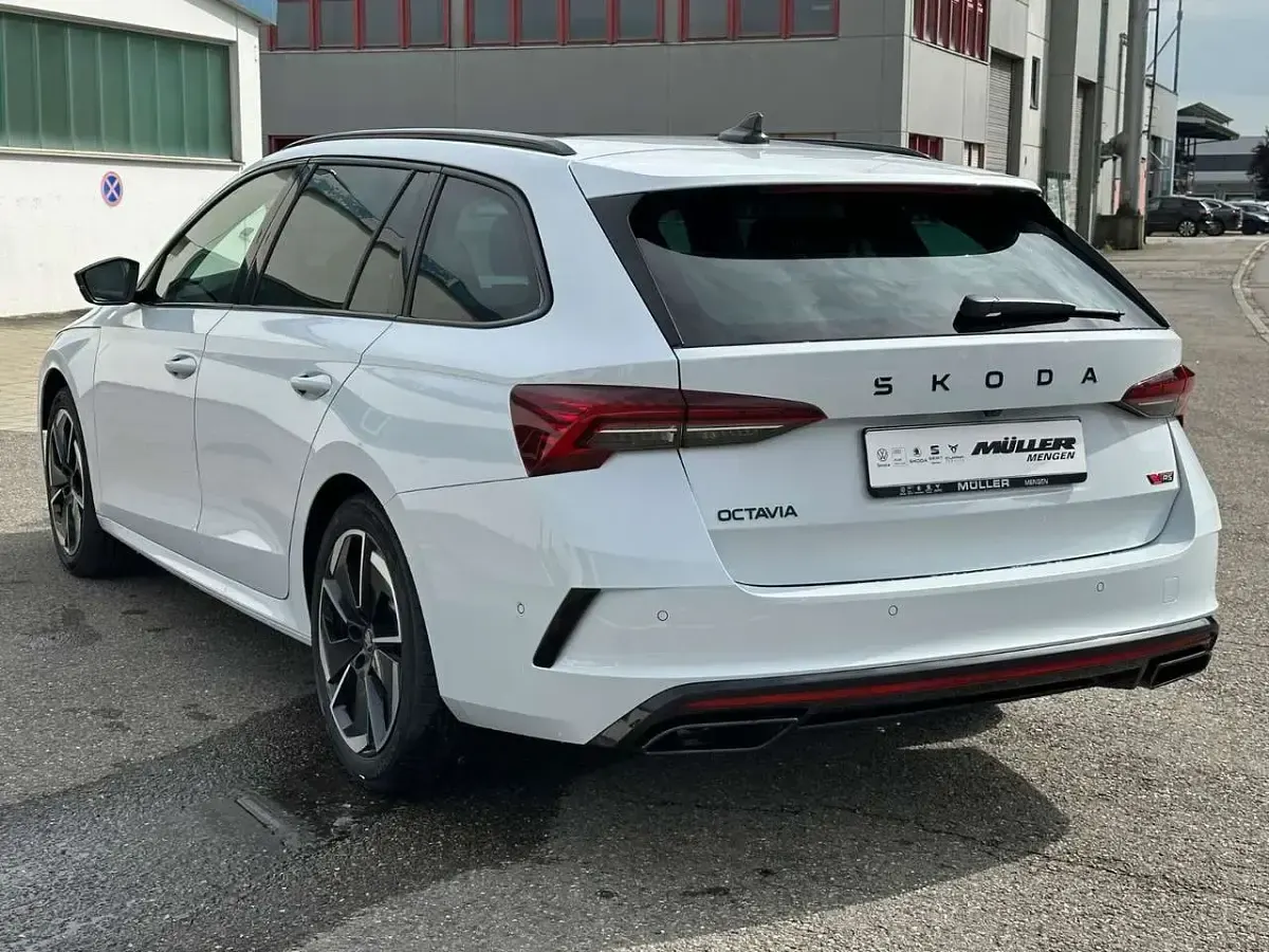 Neu Skoda Octavia RS 265 PS (194 kW) 2026 Weiß Kombi