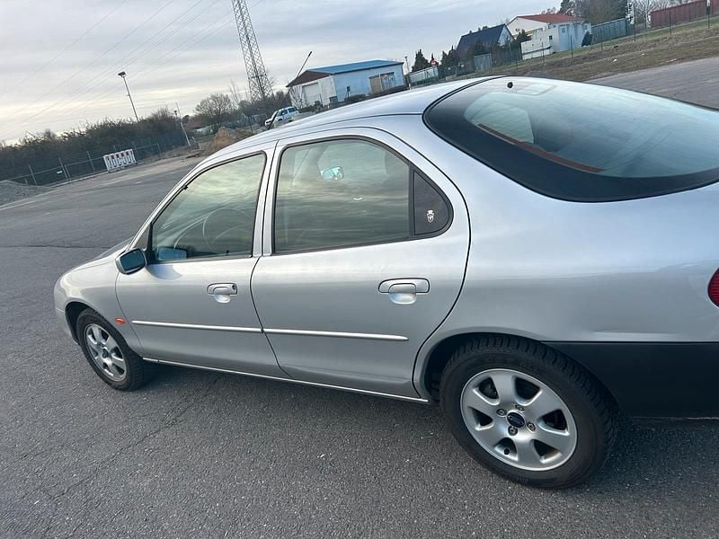 Gebraucht Ford Mondeo 130 PS (95 kW) 1999 Grau Limousine