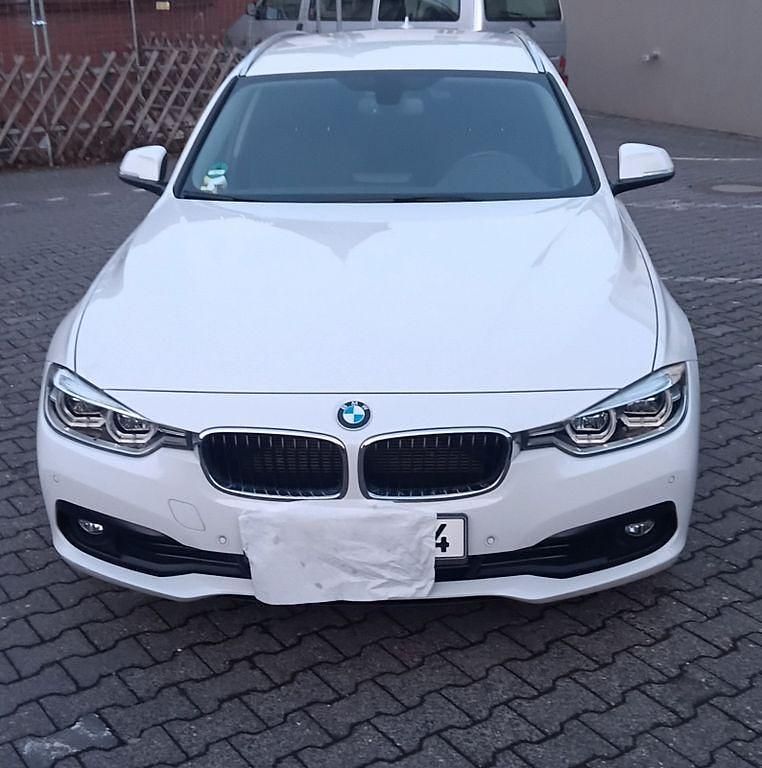 Weiß Gebraucht 2018 BMW 318 Advantage Kombi | 15.250 € (Superpreis) - Bild 1/4