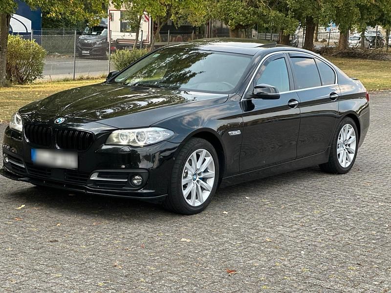 Schwarz Gebraucht 2016 BMW 520 Luxury Line Limousine | 21.900 € (Teuer) - Bild 1/4