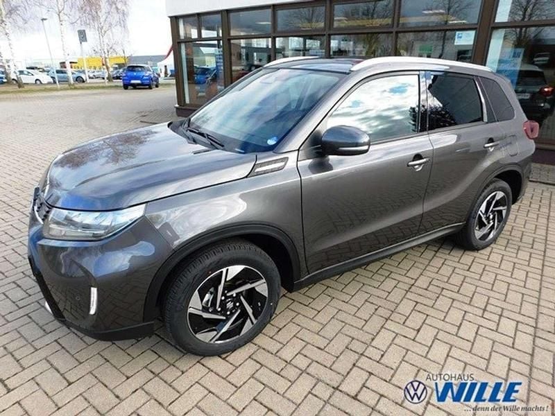 Titan dark gray pearl (grau) Gebraucht 2025 Suzuki Vitara Comfort+ SUV | 25.990 € (Fairer Preis) - Bild 1/3