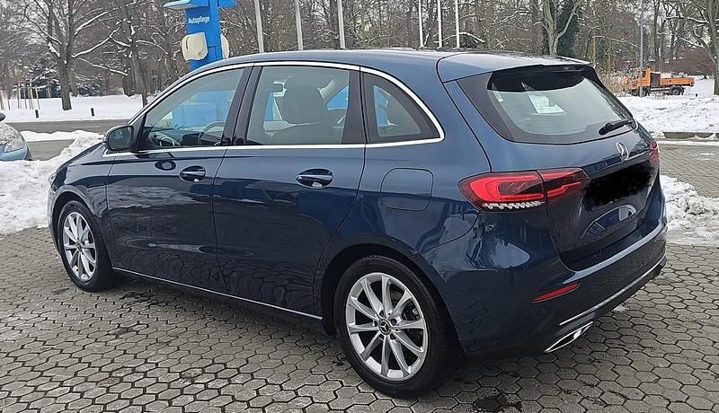 Gebraucht Mercedes B180 116 PS (85 kW) 2019 Blau Van / Kleinbus