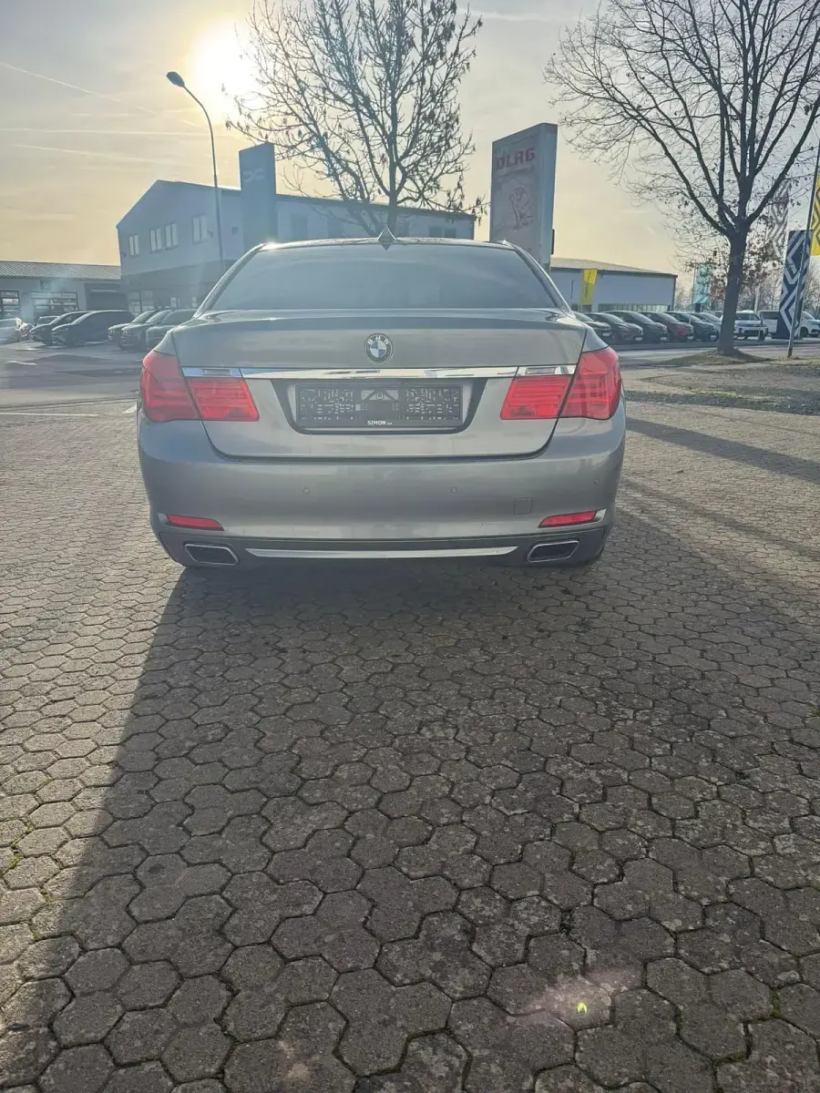 Gebraucht BMW 740 306 PS (225 kW) 2010 Grau Limousine