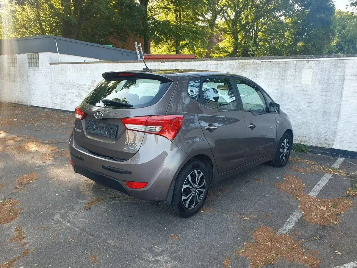 Gebraucht Hyundai ix20 90 PS (66 kW) 2012 Braun Kleinwagen