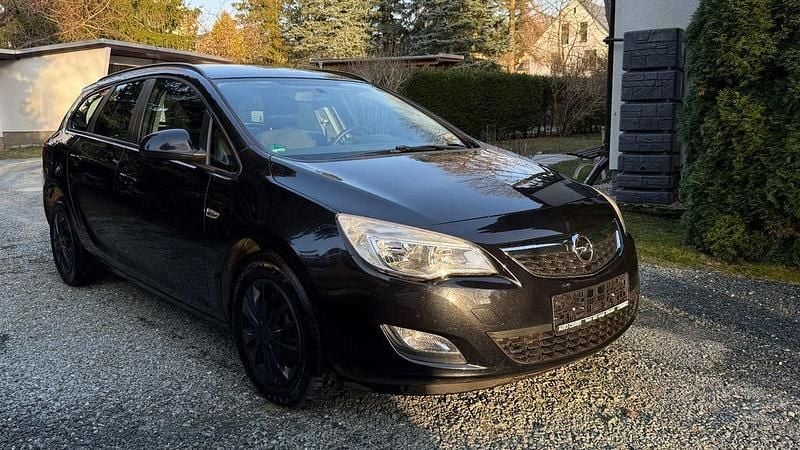 Gebraucht Opel Astra Edition 120 PS (88 kW) 2012 Schwarz Limousine