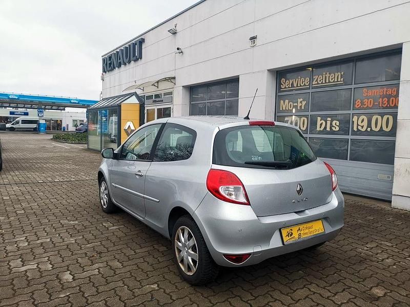 Używany Renault Clio II Dynamique 101 KM (74 kW) 2009 Szary Sedan/Limuzyna