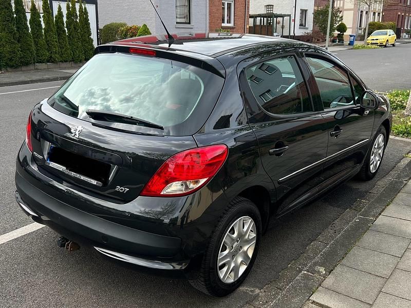 Gebraucht Peugeot 207 73 PS (53 kW) 2011 Schwarz Limousine