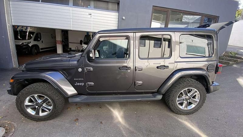 Grau Gebraucht 2018 Jeep Wrangler Sahara SUV | 36.900 € (Fairer Preis) - Bild 1/4