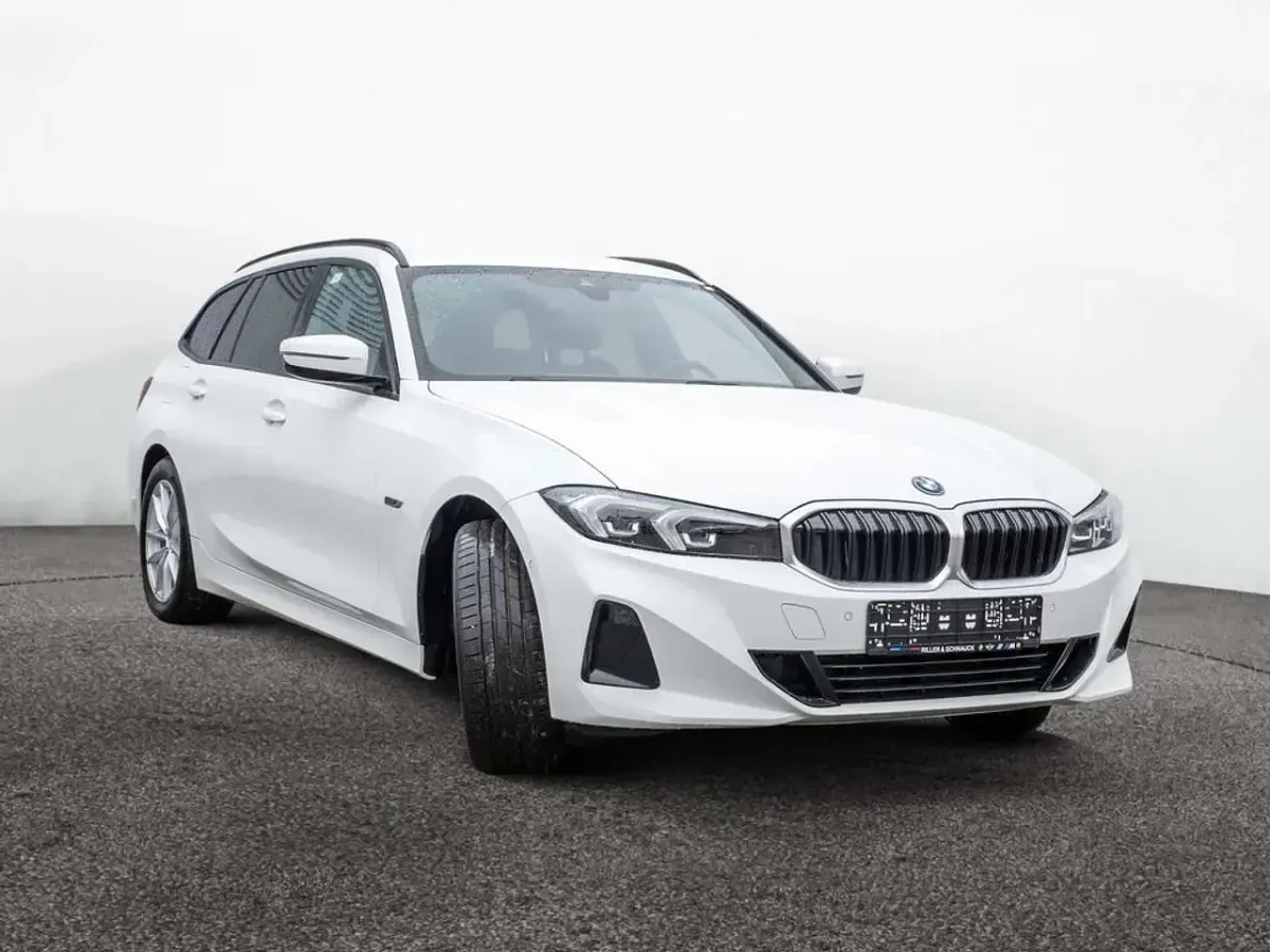 Gebraucht BMW 330e Sport Line 292 PS (214 kW) 2023 Weiß Limousine