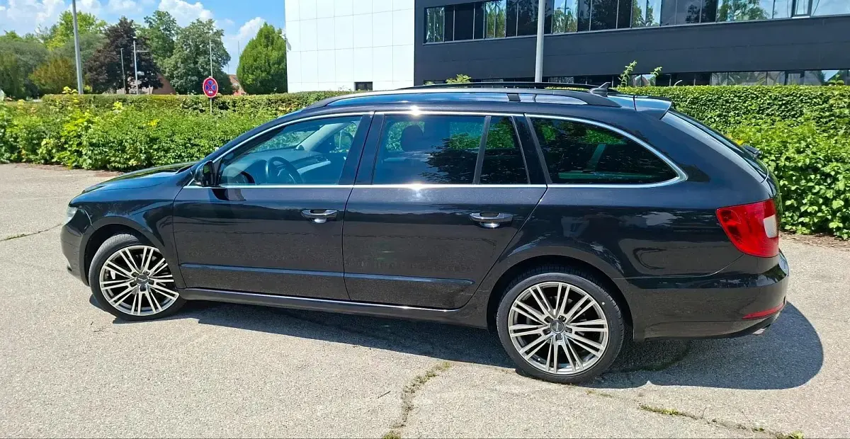 Gebraucht Skoda Superb 140 PS (102 kW) 2012 Schwarz Kombi