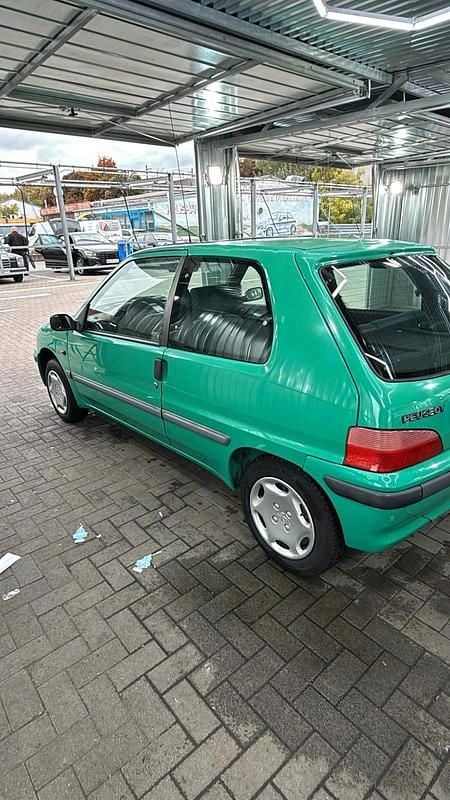 Grün Gebraucht 1997 Peugeot 106 Kleinwagen | 700 € - Bild 1/4