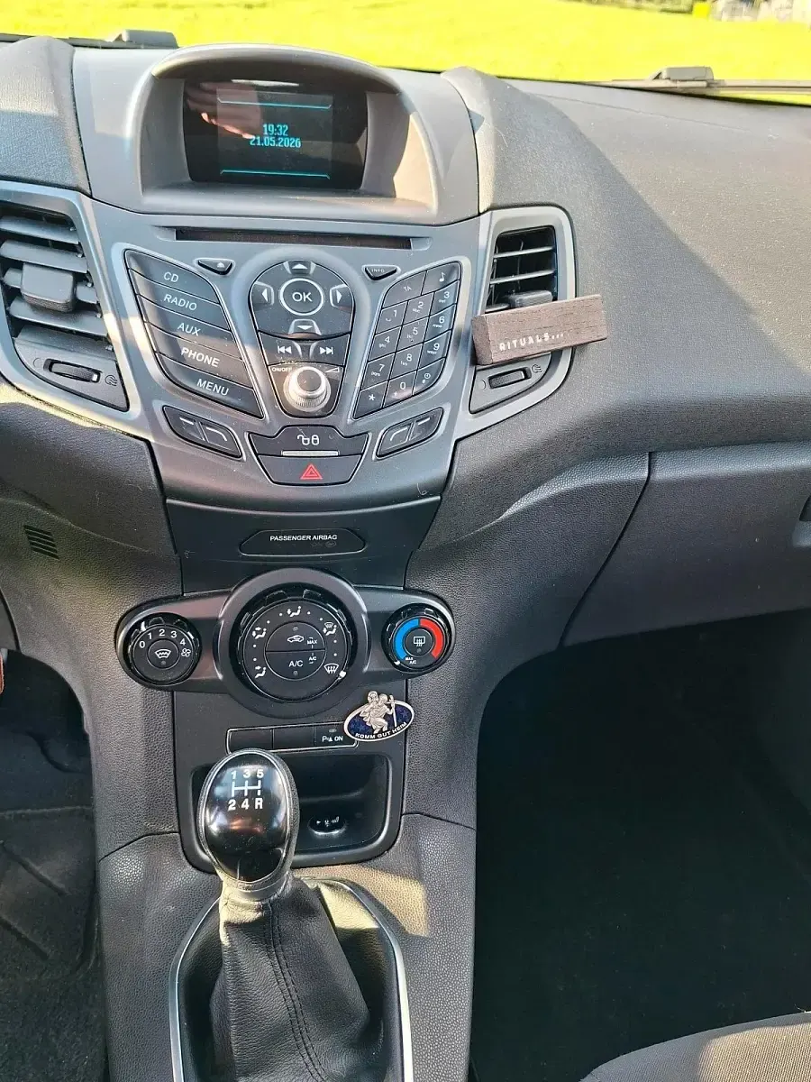Gebraucht Ford Fiesta 75 PS (55 kW) 2015 Schwarz Kleinwagen