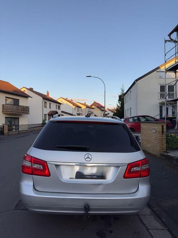 Gebraucht Mercedes E200 136 PS (100 kW) 2011 Silber Kombi