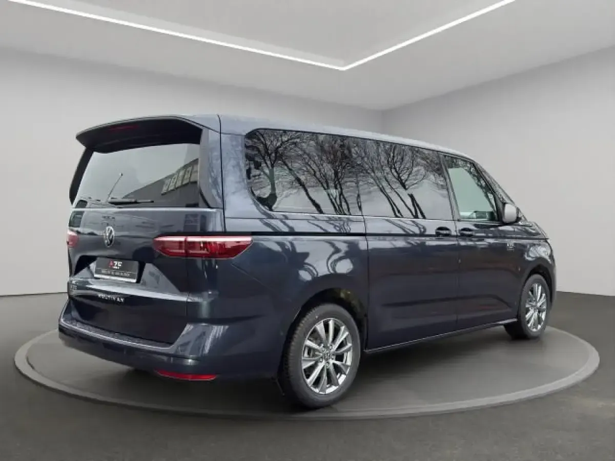 Gebraucht VW Multivan Life 150 PS (110 kW) 2025 Starlight blue metallic Van / Kleinbus