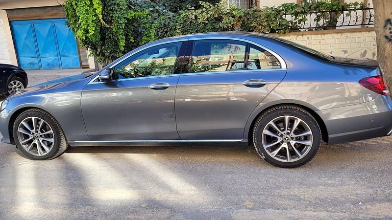 Grau Gebraucht 2018 Mercedes E200 Limousine | 18.900 € (Fairer Preis) - Bild 1/4