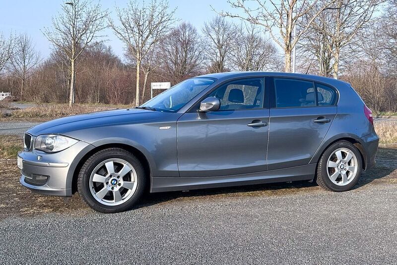 Grau Gebraucht 2010 BMW 118 Kleinwagen | 5.525 € (Teuer) - Bild 1/4