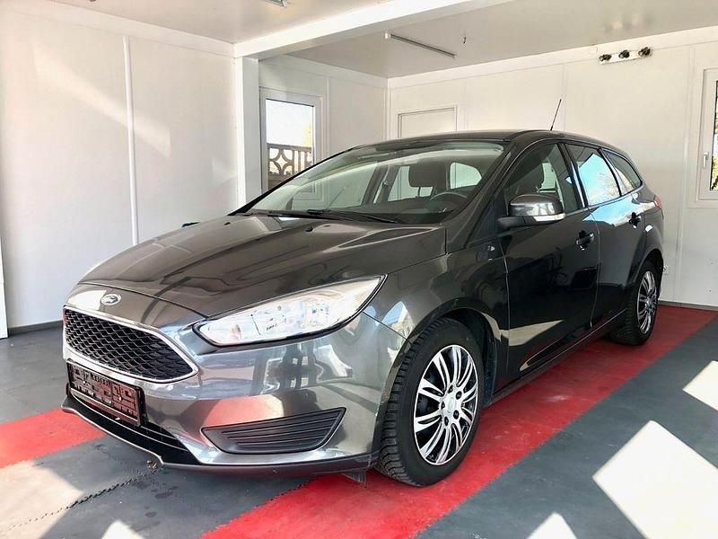 Gebraucht Ford Focus Trend 120 PS (88 kW) 2016 Grau Limousine