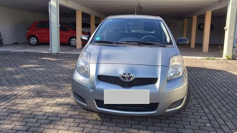 Gebraucht Toyota Yaris Cool 69 PS (50 kW) 2010 Silber Limousine