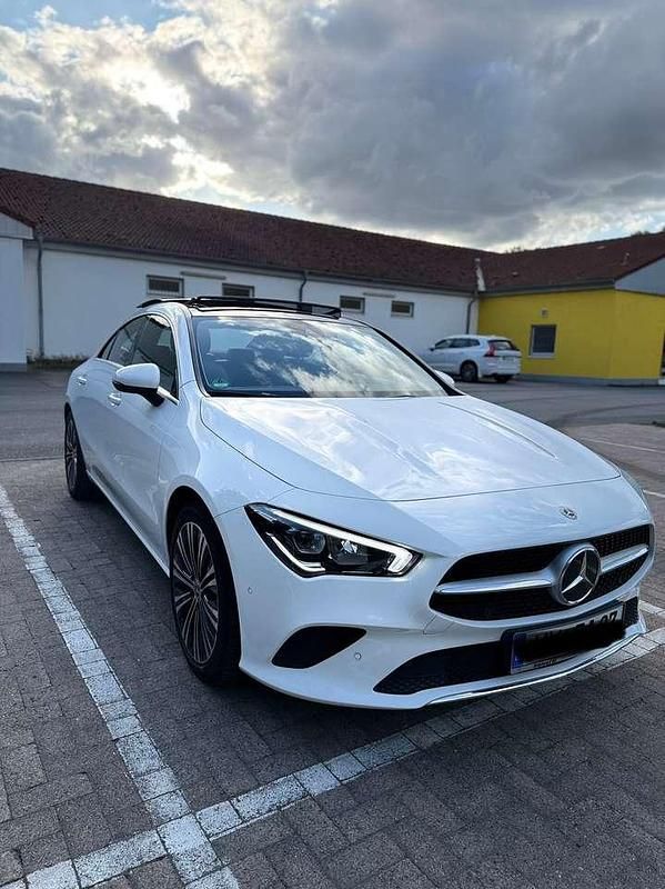 Weiß Gebraucht 2021 Mercedes CLA180 Edition Limousine | 26.400 € - Bild 1/4