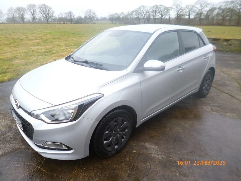 Silber Gebraucht 2018 Hyundai i20 Active Limousine | 9.000 € (Guter Preis) - Bild 1/4