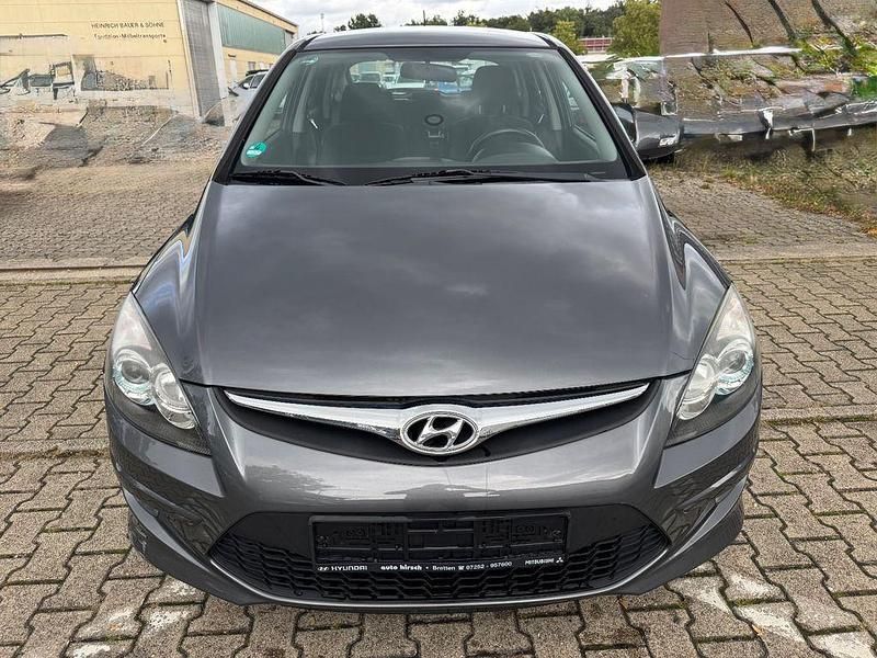 Grau Gebraucht 2011 Hyundai i30 Edition Limousine | 3.999 € (Fairer Preis) - Bild 1/4