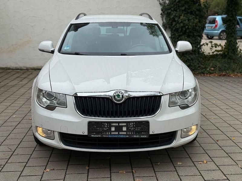 Weiß Gebraucht 2013 Skoda Superb Exclusive Kombi | 4.999 € (Fairer Preis) - Bild 1/4