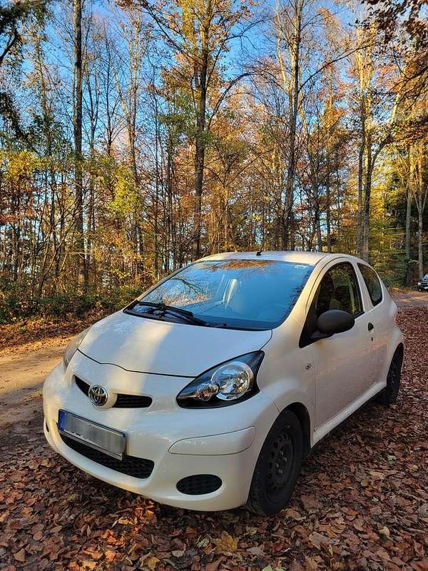 Gebraucht Toyota Aygo 68 PS (50 kW) 2008 Weiß Kleinwagen