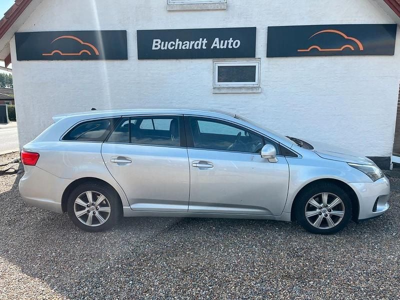 Silber Gebraucht 2015 Toyota Avensis Limited Limousine | 5.500 € (Fairer Preis) - Bild 1/4