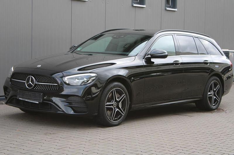 Schwarz Gebraucht 2021 Mercedes E300 AMG line Limousine | 31.990 € (Guter Preis) - Bild 1/4