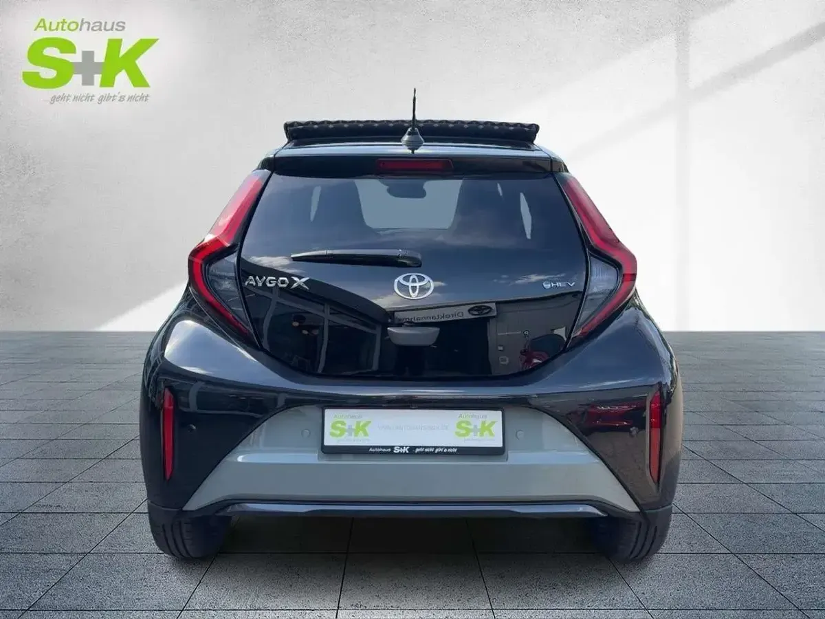 Neu Toyota Aygo X Lounge 117 PS (86 kW) 2026 Urban khaki / night sky black SUV