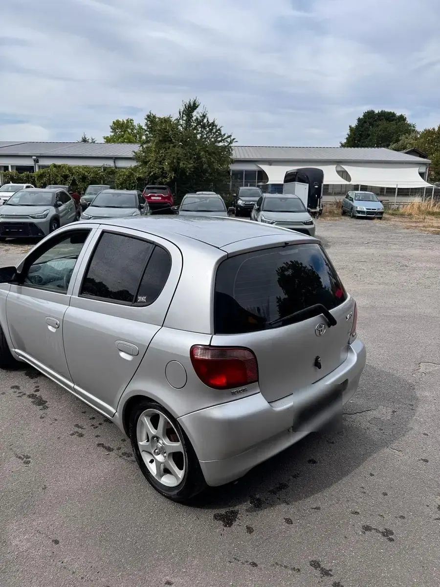 Gebraucht Toyota Yaris 68 PS (50 kW) 2001 Silber Kleinwagen