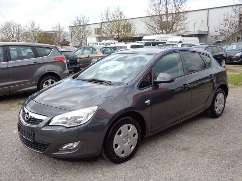 Grau Gebraucht 2011 Opel Astra Design Edition Limousine | 4.499 € (Fairer Preis) - Bild 1/4