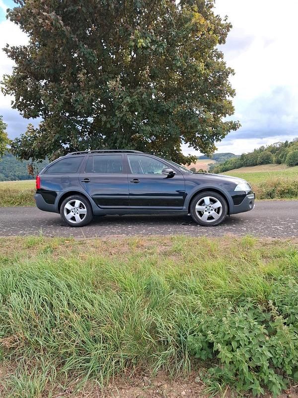 Schwarz Gebraucht 2008 Skoda Octavia Scout Kombi | 5.700 € (Fairer Preis) - Bild 1/4