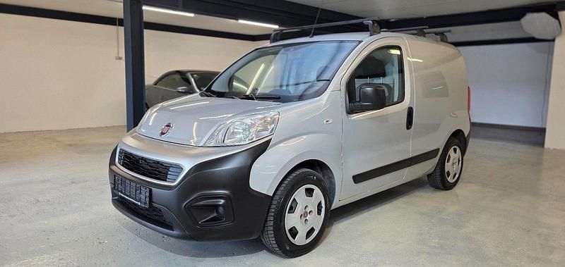 Grau Gebraucht 2016 Fiat Fiorino Van / Kleinbus | 6.599 € (Etwas zu teuer) - Bild 1/4