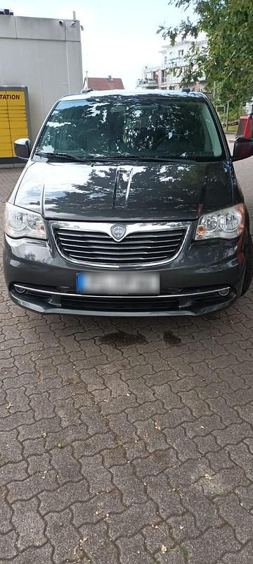 Grau Gebraucht 2012 Chrysler Voyager Van / Kleinbus | 8.000 € - Bild 1/4