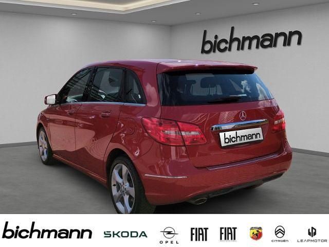 Gebraucht Mercedes B180 122 PS (89 kW) 2012 Rot Van / Kleinbus