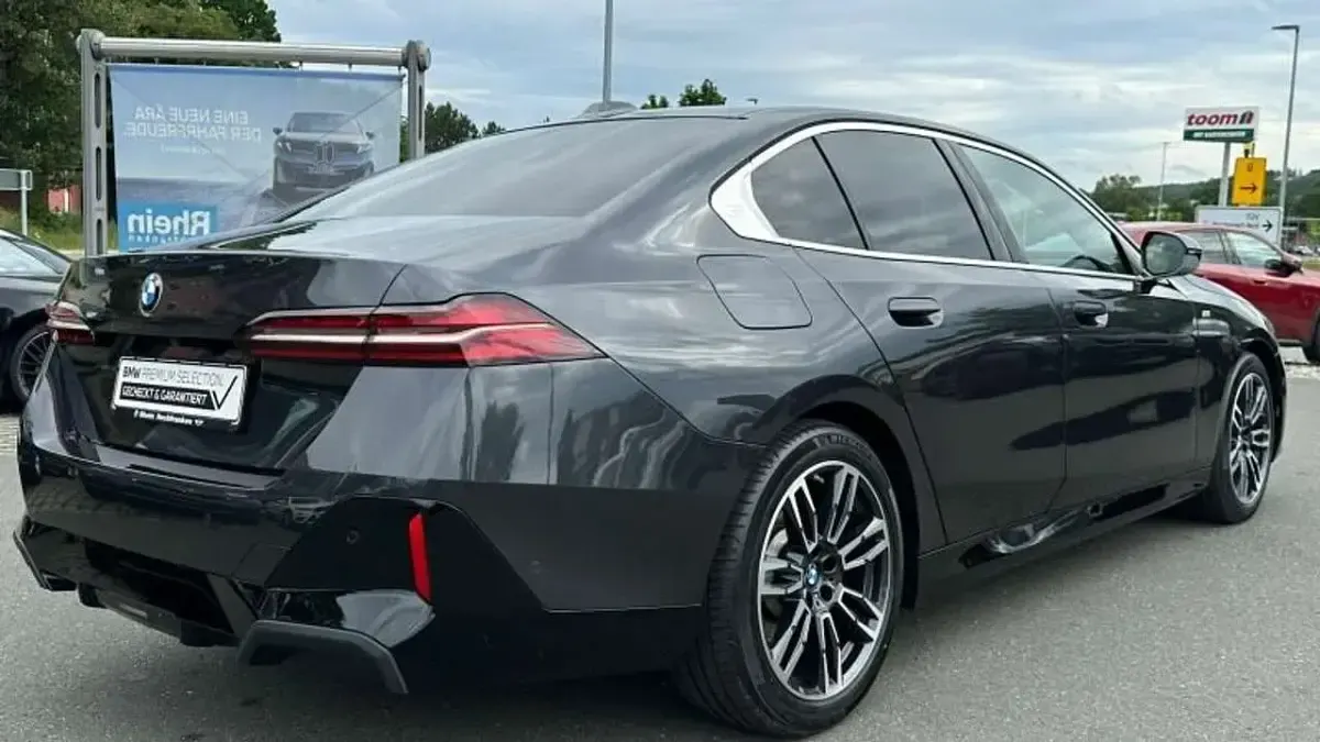 Gebraucht BMW 520 M Sport 197 PS (144 kW) 2024 Grau Limousine