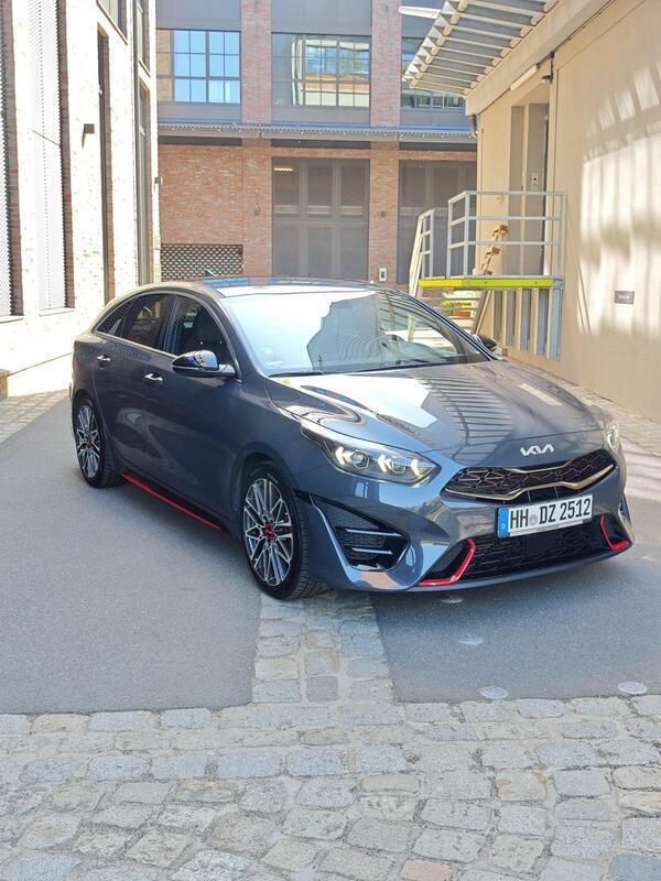 Grau Gebraucht 2023 Kia ProCeed GT Kleinwagen | 27.800 € (Guter Preis) - Bild 1/4