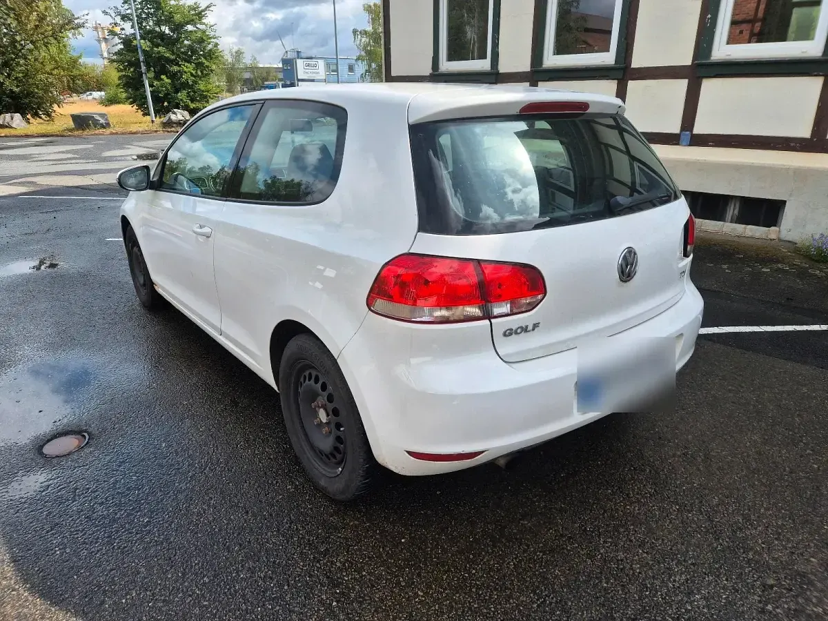 Gebraucht VW Golf VI 105 PS (77 kW) 2011 Weiß Limousine