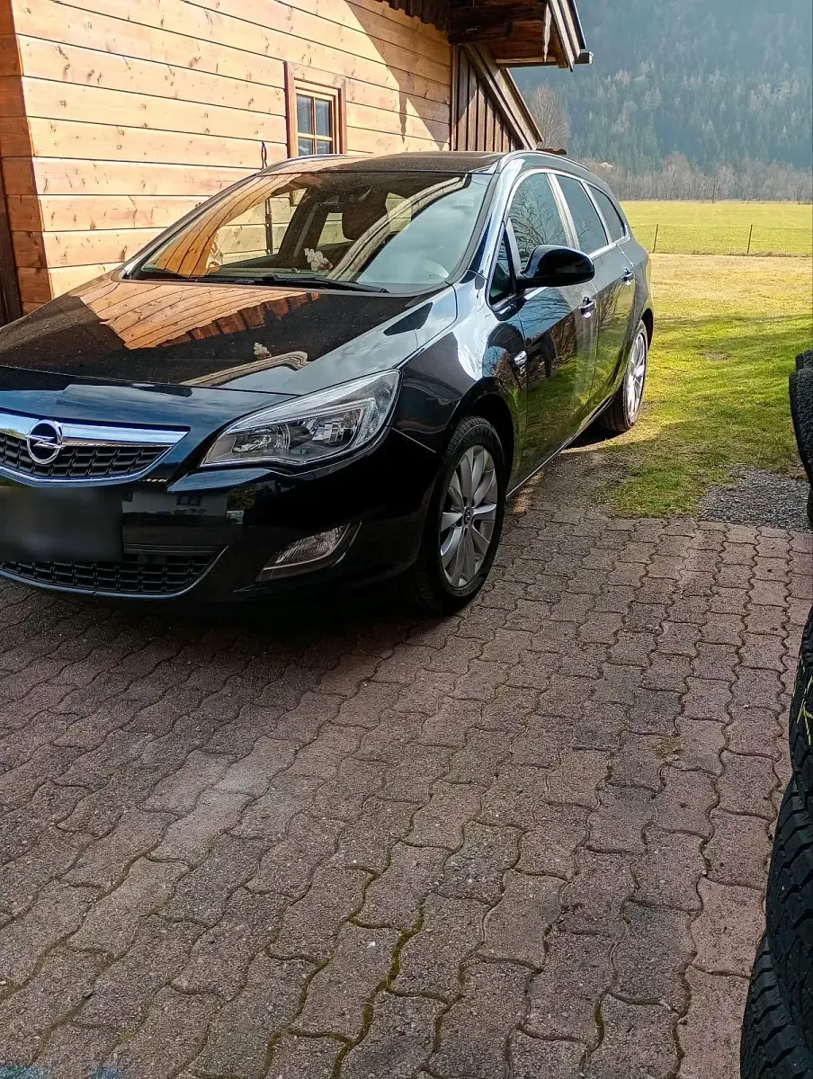 Second-hand Opel Astra 168 CP (123 kW) 2012 Negru Break