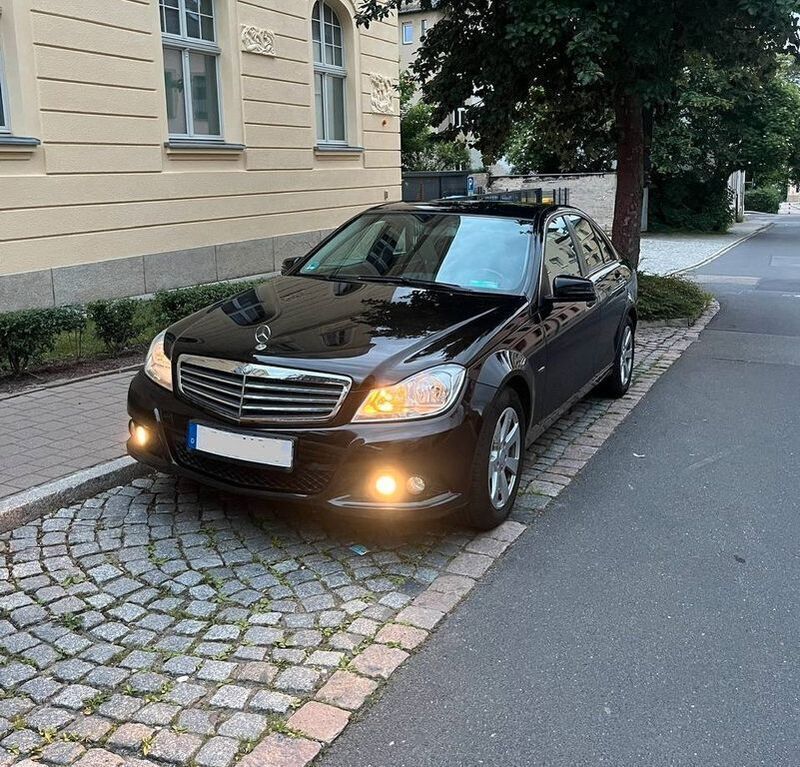 Schwarz Gebraucht 2012 Mercedes C220 Limousine | 10.500 € (Fairer Preis) - Bild 1/4