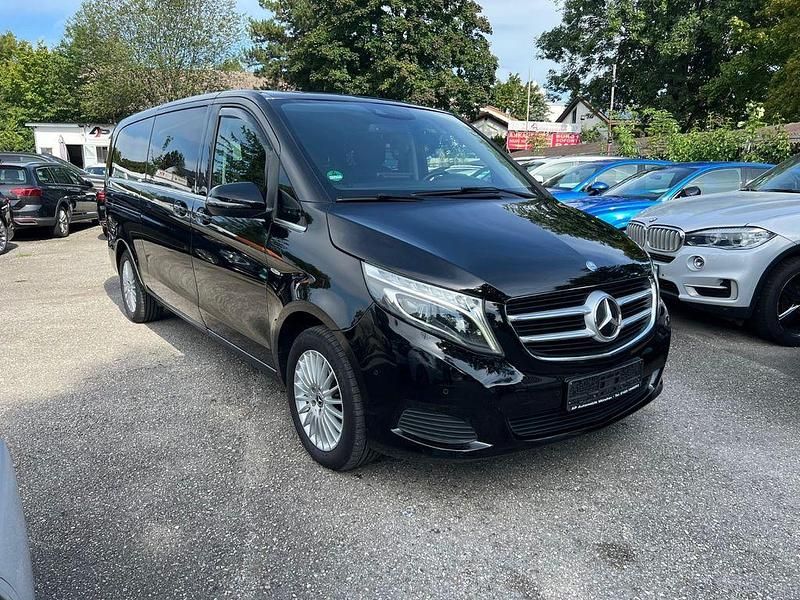 Schwarz Gebraucht 2017 Mercedes V250 Avantgarde Van / Kleinbus | 37.900 € - Bild 1/4