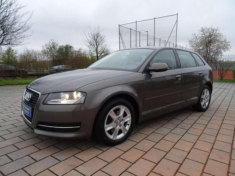 Dakotagrau metallic Gebraucht 2011 Audi A3 Attraction Limousine | 10.950 € - Bild 1/4