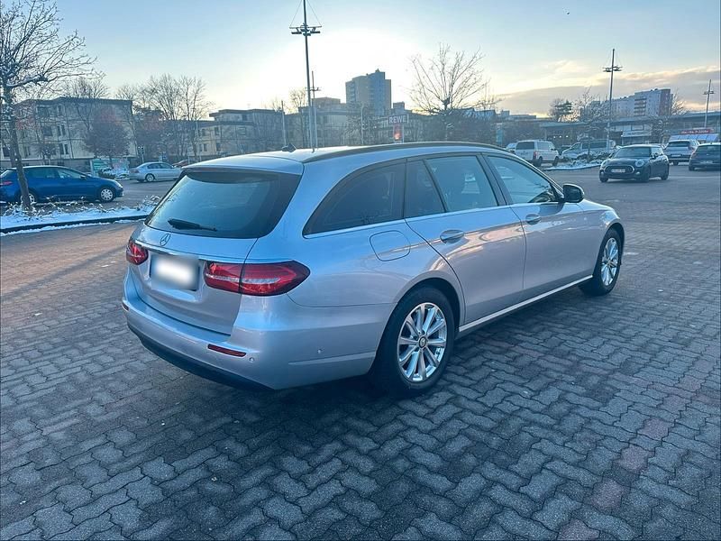 Gebraucht Mercedes E220 194 PS (142 kW) 2018 Silber Kombi