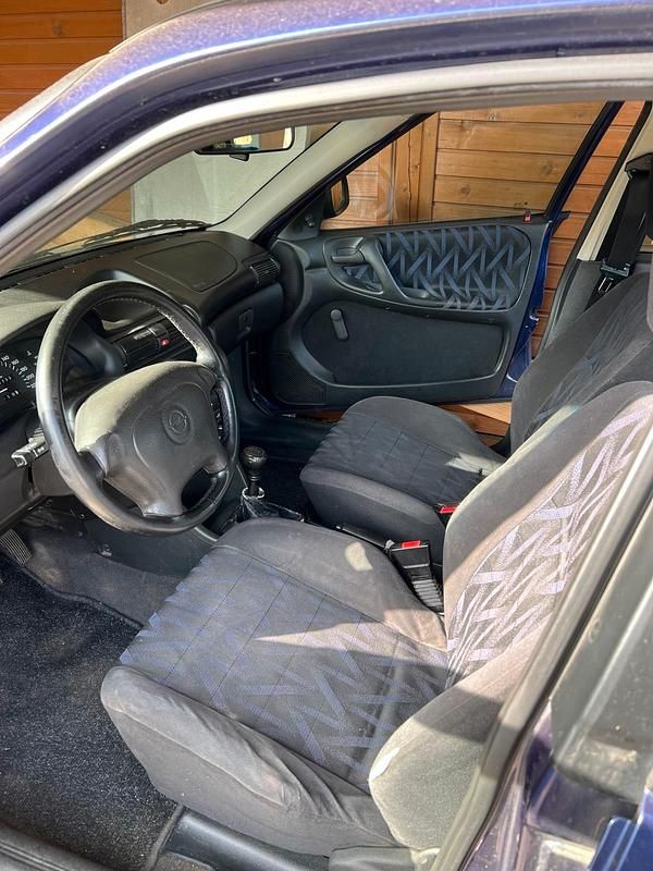 Usata Opel Astra 68 CV (50 kW) 1995 Blu Station wagon