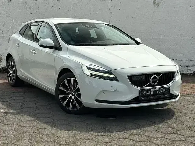 Gebraucht Volvo V40 Momentum 150 PS (110 kW) 2019 Weiß Kleinwagen