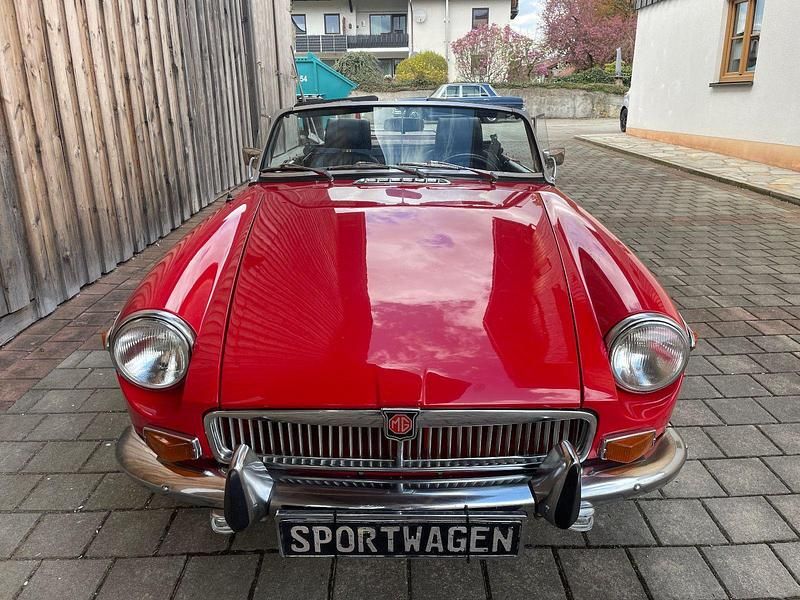 Second-hand MG B 95 CP (69 kW) 1972 Roșu Cabrio