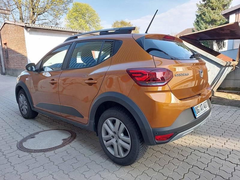 Gebraucht Dacia Sandero Comfort 91 PS (66 kW) 2023 Taklamakan orange metallic SUV