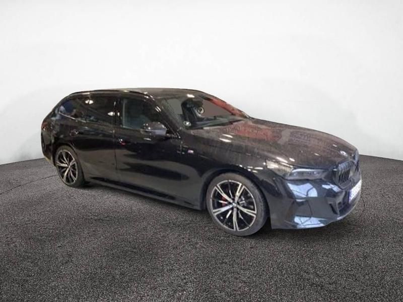 Black sapphire Gebraucht 2025 BMW 520 M Sport Kombi | 58.950 € (Fairer Preis) - Bild 1/2